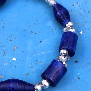 Bracciale con perline di carta blu e argento / Gioielli dal Marocco / Design marocchino / Bracciale ecologico / Bracciale da donna / Arte di carta