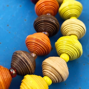 Collana di perline di carta dai colori autunnali unici / Rosso giallo arancione marrone / Collana di perline fatta a mano dal Marocco / Regalo sostenibile per le donne