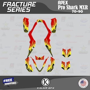 Puede incluir: Un conjunto de calcomanías Apex Pro Shark MXR 70-90 rojas, amarillas y negras de la serie Fracture. Las calcomanías tienen un diseño de llama e incluyen el logotipo de Kalair GFX y el texto "Proudly Made in USA".
