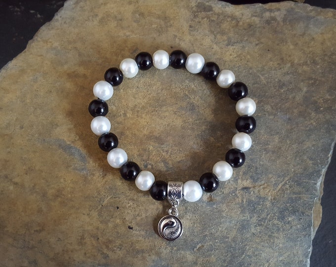 White and Black Glass Pearl Bead Bracelet With Silver Yin Yang Charm