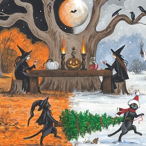Könnte beinhalten: Zwei Hexen in schwarzen Roben und spitzen Hüten sitzen an einem Tisch mit einem Kürbis, Kerzen und einer Flasche roter Flüssigkeit. Eine schwarze Katze mit einem Hexenhut trägt einen Weihnachtsbaum. Auf der rechten Seite des Bildes eine Schneeszene mit einer rotgekleideten Figur mit Hörnern und einem Sack, und eine schwarze Katze mit einem Weihnachtsmann-Hut.