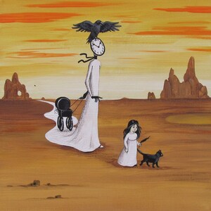 Könnte beinhalten: Ein surrealistisches Gemälde, das eine Figur mit einem Zifferblatt als Kopf, einem Raben, der obenauf sitzt, und einem weißen Kleid zeigt, die einen Kinderwagen durch eine Wüstenlandschaft schiebt. Ein junges Mädchen mit langen dunklen Haaren geht hinter der Figur her und hält eine schwarze Katze an der Leine.