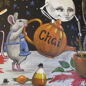 Könnte beinhalten: Ein skurriles Gemälde einer Maus, eines Kaninchens, einer Katze und einer Mondperson, die Tee trinken. Die Teekanne ist orange und trägt die Aufschrift "Chai". Die Teetasse ist braun und im Hintergrund sind Sterne zu sehen.