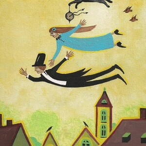Puede incluir: Una pintura de una pareja volando por el aire, tomados de la mano. La mujer lleva un vestido azul y el hombre un traje negro y un sombrero de copa. Hay pájaros y un gato con alas volando en el cielo sobre ellos. La pareja está volando sobre una ciudad con casas y un edificio alto.