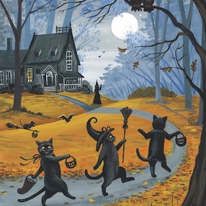 Op de afbeelding: Drie zwarte katten verkleed in Halloween-kostuums gaan trick-or-treaten in een bosrijke omgeving. Eén kat is een heks met een puntige hoed en een bezem, een andere kat draagt een pompoen-emmer en de derde kat heeft een muts en een snoepstok. De katten lopen op een pad met gevallen bladeren en een huis op de achtergrond.