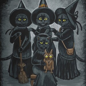 以下が含まれることがあります： 尖った帽子と長い黒いドレスを着た魔女に扮した黒い猫が4匹。1匹の猫が首に鍵をつけた小さな茶色のフクロウを抱いている。