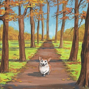 Könnte beinhalten: Ein brauner und weißer Corgi-Hund geht einen Weg in einem Wald entlang. Die Bäume haben orange und gelbe Blätter. Der Weg ist aus Erde und es liegen Blätter auf dem Boden.