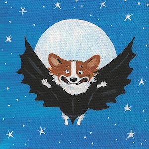 Può includere: Un'illustrazione di un cartone animato di un corgi che indossa un costume da pipistrello nero con le ali spiegate, che vola davanti a una luna piena su uno sfondo blu stellato.