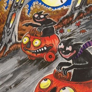 Könnte beinhalten: Eine Halloween-Illustration zeigt schwarze Katzen, die Kürbiswagen einen Hügel hinunterfahren. Die Katzen haben verschmitzte Gesichter, und die Kürbisse haben cartoonartige Gesichter. Eine Eule sitzt auf einem Ast unter einem Vollmond.