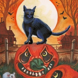 Op de afbeelding: Een zwarte kat zit bovenop een uitgeholde pompoen met een brede grijns en een groene tong. Twee andere pompoenen bevinden zich op de voorgrond, een met een uitdrukking met grote ogen en de andere met een brede grijns. De scène speelt zich af tegen de achtergrond van een volle maan en een donkeroranje hemel met vleermuizen die erboven vliegen.