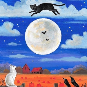 Può includere: Un gatto nero vola nell'aria davanti a una luna piena con due pipistrelli che volano sopra di essa. Un gatto bianco è seduto su una recinzione in un campo di zucche con due corvi neri appollaiati su una recinzione in primo piano.