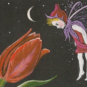 Può includere: Una fata con ali viola e un vestito rosso sta volando vicino a un tulipano rosso. Lo sfondo è nero con stelle bianche e una luna crescente.