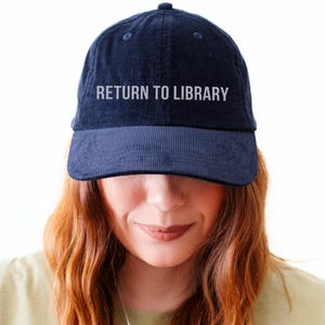 Casquette Return To Library, Casquette en velours côtelé vintage pour bibliothécaires, Chapeau livresques, Cadeaux de bibliothécaire, Chapeaux de lecture, Chapeaux de liseuse, Chapeau de bibliothèque, Chapeau de bibliothécaire