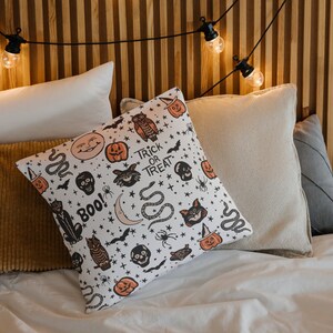 Halloween Pillow, Retro Halloween Decor, Vintage Halloween Pillow Cover, Fall Home Decor, Witchy Throw Pillows, Spooky Pillow, Mystic Pillow