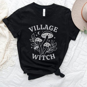 Chemise de sorcière de village, chemise de champignon, chemise céleste, cadeaux mystiques, vêtements esthétiques de sorcière, chemise de sorcière de lune, tee spirituel, tee de sorcière