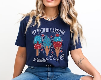 Könnte beinhalten: Ein marineblaues T-Shirt mit einer Grafik von drei Eisbechern, die mit Rot, Weiß und Blau verziert sind. Der Text auf dem Shirt lautet "Meine Patienten sind die süßesten - ABA Therapy - "