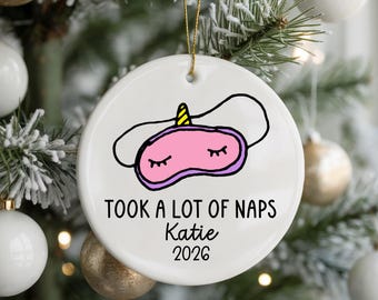Adorno "Tomé muchas siestas", Adorno personalizado para amantes de las siestas, Regalo divertido para quienes disfrutan dormir, Adorno para quienes duermen, Adorno para la reina de las siestas, Adorno para quienes duermen