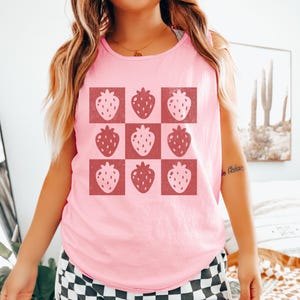 Retro Strawberry Tank Top, Comfort Colors® Tank Top, Strawberries Tank Top, Summer Tank, Spring Tanks, Garden Tank Top, Fruit Tank Top