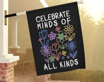 Może przedstawiać: Czarna flaga z białym napisem "CELEBRATE MINDS OF ALL KINDS". Kolorowe, ręcznie rysowane kwiaty w różnych kolorach są ułożone pod tekstem. Flaga wisi na zewnątrz na białym słupie.