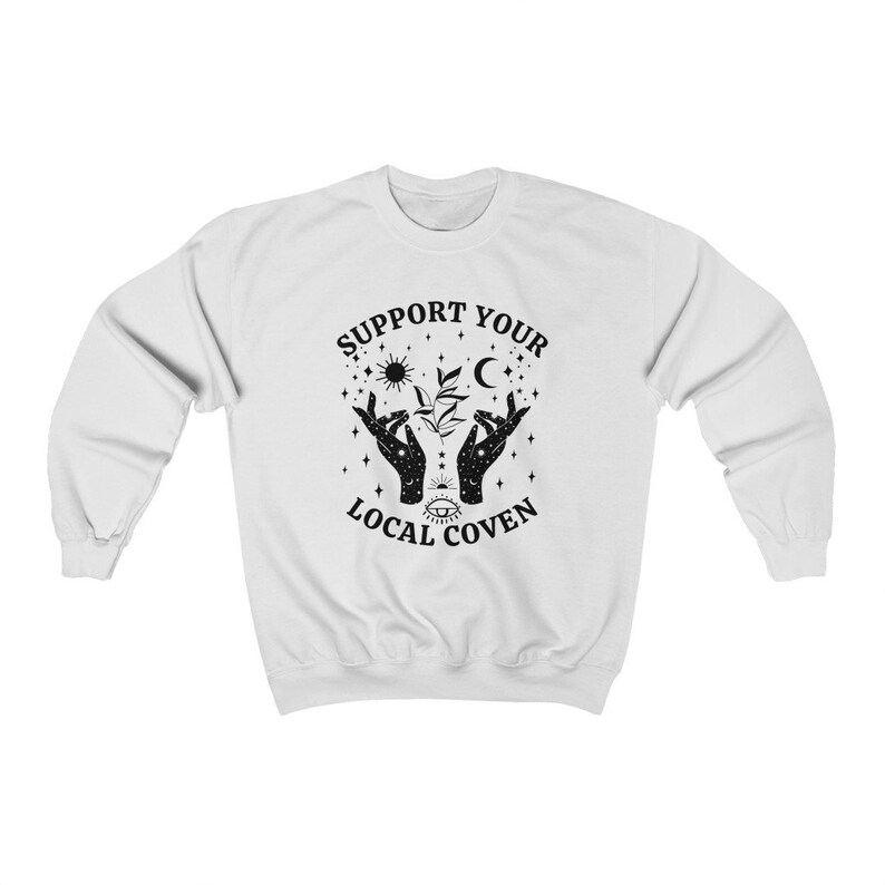 Apoya a tu aquelarre local, Sudadera de bruja, Ropa de bruja, Sudadera de cuello redondo de otoño, Sudadera de brujería, Ropa witchcore, Sudaderas de cuello redondo de Halloween White
