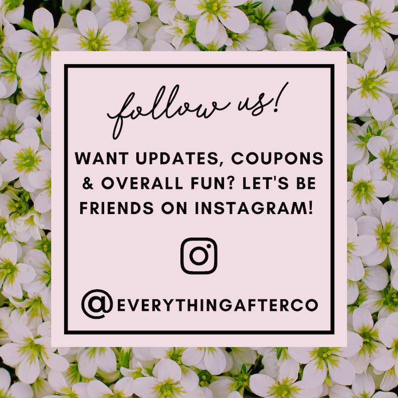 K&ouml;nnte beinhalten: Rosa-wei&szlig;es Grafik mit dem Text "follow us!" in schwarzer Kursivschrift. Der Text "WANT UPDATES, COUPONS & OVERALL FUN? LET'S BE FRIENDS ON INSTAGRAM!" ist in schwarzer Schrift. Ein schwarzes Instagram-Symbol befindet sich unter dem Text. Der Text "@EVERYTHINGAFTERCO" ist in schwarzer Schrift unter dem Symbol.