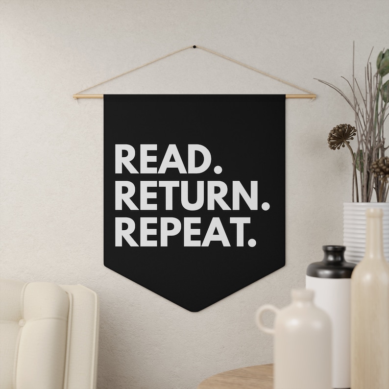 Op de afbeelding: Zwarte banner met witte tekst die "LEZEN. TERUGGEVEN. HERHALEN." zegt.