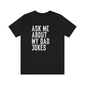 K&ouml;nnte beinhalten: Schwarzes T-Shirt mit wei&szlig;em Text, der "Ask me about my dad jokes" lautet.