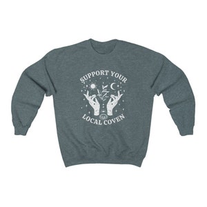 Apoya a tu aquelarre local, Sudadera de bruja, Ropa de bruja, Sudadera de cuello redondo de otoño, Sudadera de brujería, Ropa witchcore, Sudaderas de cuello redondo de Halloween Dark Heather