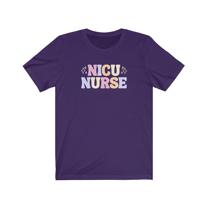 Peut inclure: T-shirt &agrave; manches courtes de couleur violette avec le texte "NICU NURSE" en lettres color&eacute;es.