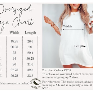 Op de afbeelding: Een maattabel voor oversized t-shirtjurken met afmetingen in inches. De tabel bevat maten S tot en met 4XL, met bijbehorende breedte- en lengtematen. Een vrouw draagt een witte t-shirtjurk, met een Starbucks-beker.