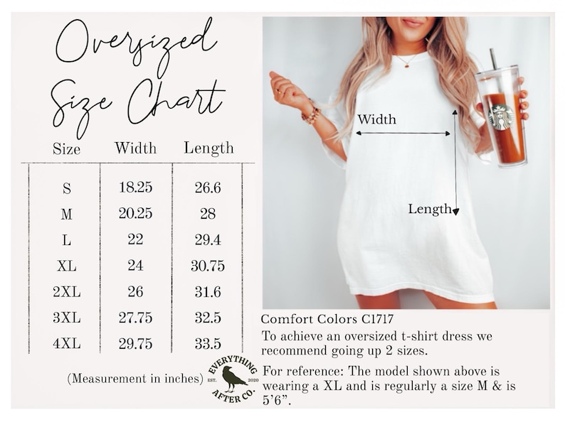 Op de afbeelding: Een maattabel voor oversized t-shirtjurken met afmetingen in inches. De tabel bevat maten S tot en met 4XL, met bijbehorende breedte- en lengtematen. Een vrouw draagt een witte t-shirtjurk, met een Starbucks-beker.