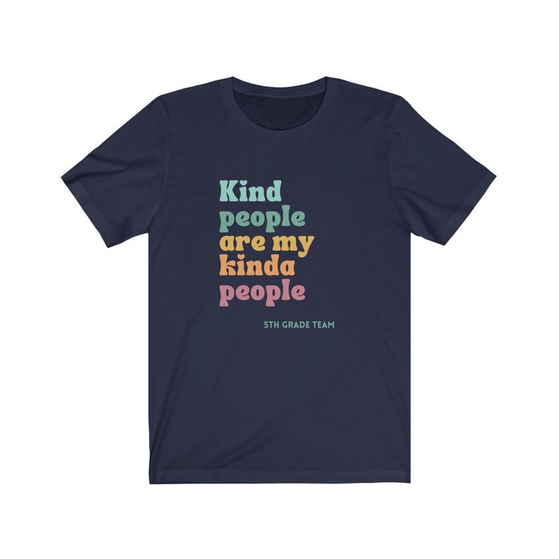 Pu&ograve; includere: Maglietta blu navy con il testo "Kind people are my kinda people" in colori arcobaleno. Il testo "5th Grade Team" &egrave; stampato sotto il testo principale.