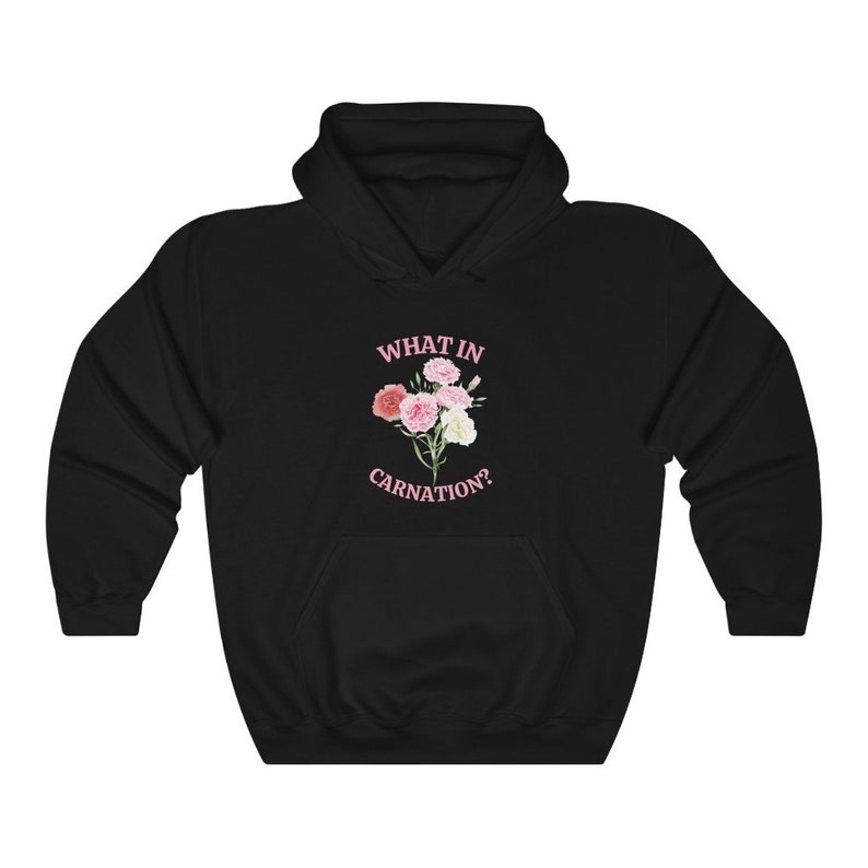Peut inclure: Sweat-shirt &agrave; capuche noir avec un motif rose d'un bouquet d'&oelig;illets et le texte "WHAT IN CARNATION?"