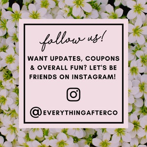 Pu&ograve; includere: Grafica rosa e bianca con il testo "follow us!" in corsivo nero. Il testo "WANT UPDATES, COUPONS & OVERALL FUN? LET'S BE FRIENDS ON INSTAGRAM!" &egrave; in nero. Un'icona Instagram nera si trova sotto il testo. Il testo "@EVERYTHINGAFTERCO" &egrave; in nero sotto l'icona.