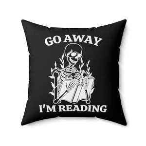 Go Away I'm Reading, Book Pillow, Skeleton Reading Book, Halloween Pillow Cover, Bookish Pillow, Dark Academia Gifts, Library Pillow, Fall Bild 6
