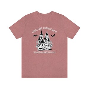 J'adore les longues promenades romantiques dans les maisons hantées, T-shirt d'Halloween humoristique, T-shirt maison hantée, T-shirt effrayant, T-shirt chasse aux fantômes, T-shirts d'automne Heather Mauve