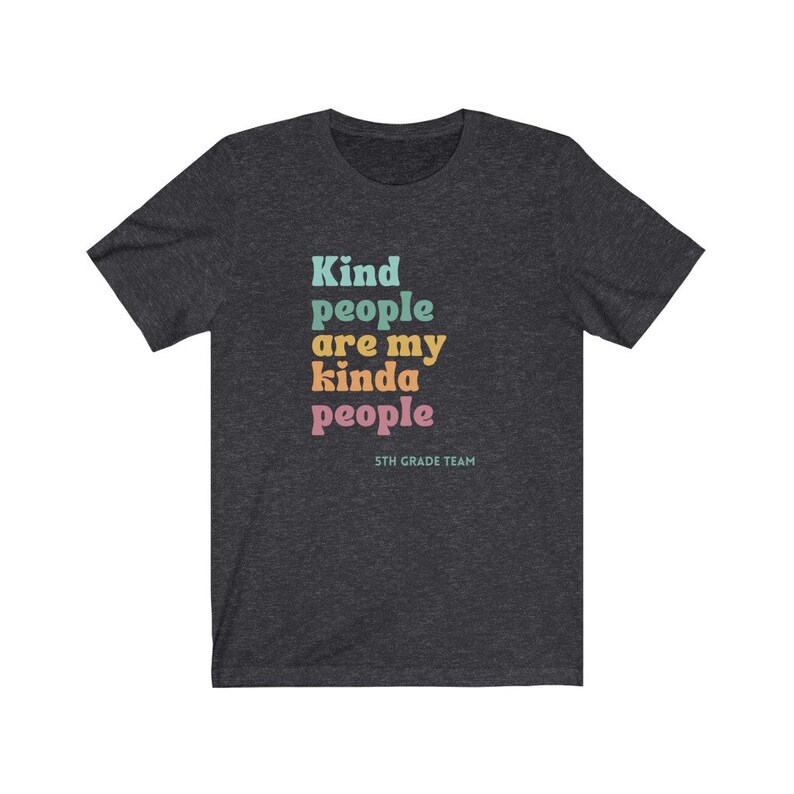 Pu&ograve; includere: T-shirt grigio scuro melange con una grafica arcobaleno che dice "Kind people are my kinda people" e "5th Grade Team" in testo pi&ugrave; piccolo sotto.