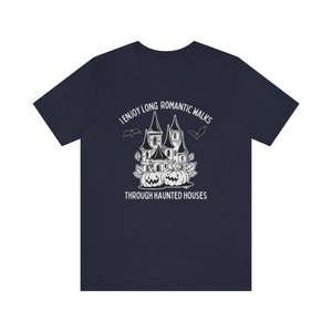 J'adore les longues promenades romantiques dans les maisons hantées, T-shirt d'Halloween humoristique, T-shirt maison hantée, T-shirt effrayant, T-shirt chasse aux fantômes, T-shirts d'automne Navy