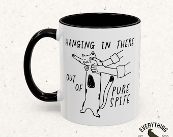 Taza "Aguantando por pura malicia", Taza de gato sarcástico, Regalo nihilista, Taza personalizada para compañeros de trabajo, Taza de gato divertida, Humor sobre salud mental