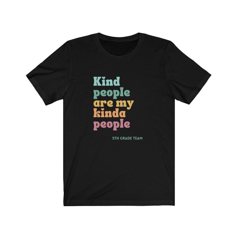 Pu&ograve; includere: Maglietta nera con il testo "Kind people are my kinda people" in colori arcobaleno. Il testo "5th Grade Team" &egrave; stampato sotto il testo principale.