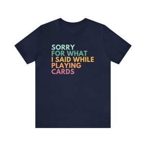 Camiseta de "Lo siento por lo que dije mientras jugaba a las cartas", camiseta de juegos de cartas, camiseta de póker, camiseta de noche de juegos, camisetas de euchre, regalos para jugadores de juegos de cartas imagen 6