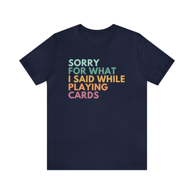 Camiseta de "Lo siento por lo que dije mientras jugaba a las cartas", camiseta de juegos de cartas, camiseta de póker, camiseta de noche de juegos, camisetas de euchre, regalos para jugadores de juegos de cartas imagen 6
