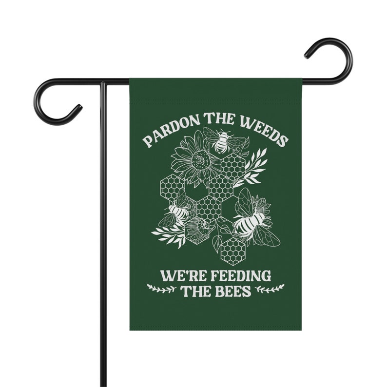 Perdonen las malas hierbas, estamos alimentando a las abejas, Bandera de jardín de abejas, Regalos ecológicos, Salvemos el planeta, Banderas de jardín del Día de la Tierra, Bandera de jardín de verano imagen 5