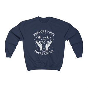 Apoya a tu aquelarre local, Sudadera de bruja, Ropa de bruja, Sudadera de cuello redondo de otoño, Sudadera de brujería, Ropa witchcore, Sudaderas de cuello redondo de Halloween Navy