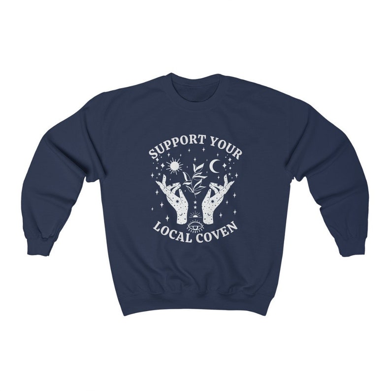Apoya a tu aquelarre local, Sudadera de bruja, Ropa de bruja, Sudadera de cuello redondo de otoño, Sudadera de brujería, Ropa witchcore, Sudaderas de cuello redondo de Halloween Navy