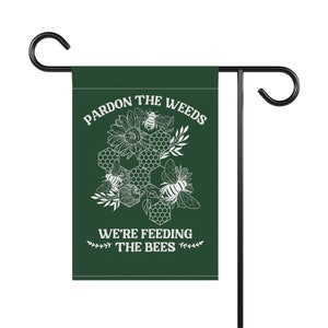 Perdonen las malas hierbas, estamos alimentando a las abejas, Bandera de jardín de abejas, Regalos ecológicos, Salvemos el planeta, Banderas de jardín del Día de la Tierra, Bandera de jardín de verano imagen 6