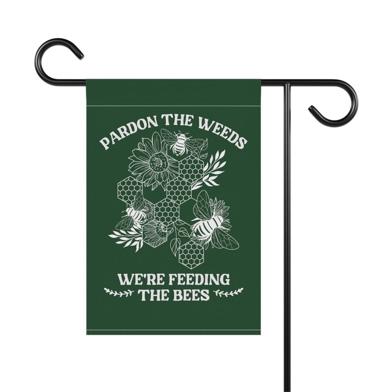 Perdonen las malas hierbas, estamos alimentando a las abejas, Bandera de jardín de abejas, Regalos ecológicos, Salvemos el planeta, Banderas de jardín del Día de la Tierra, Bandera de jardín de verano imagen 6