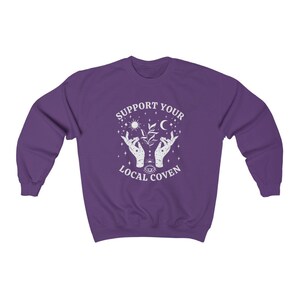 Apoya a tu aquelarre local, Sudadera de bruja, Ropa de bruja, Sudadera de cuello redondo de otoño, Sudadera de brujería, Ropa witchcore, Sudaderas de cuello redondo de Halloween Purple