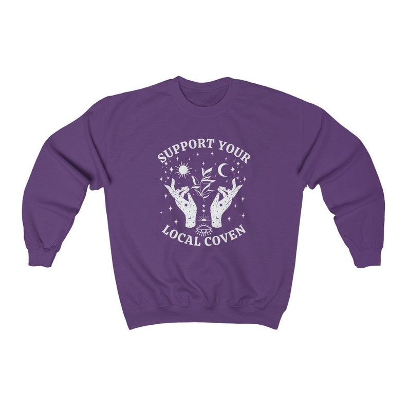 Apoya a tu aquelarre local, Sudadera de bruja, Ropa de bruja, Sudadera de cuello redondo de otoño, Sudadera de brujería, Ropa witchcore, Sudaderas de cuello redondo de Halloween Purple