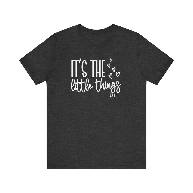 Son las pequeñas cosas, camiseta de enfermera de la UCIN, camiseta de NNP de la UCIN, camiseta de enfermera neonatal, camiseta de enfermera de bebé, camisetas lindas de lactancia, camiseta de enfermera de prematuro Dark Grey Heather